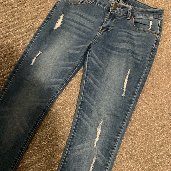 EUC Juniors Size 9 Distressed Jean Bee & Ceci Los Angeles Medium Wash - Picture 8 of 11